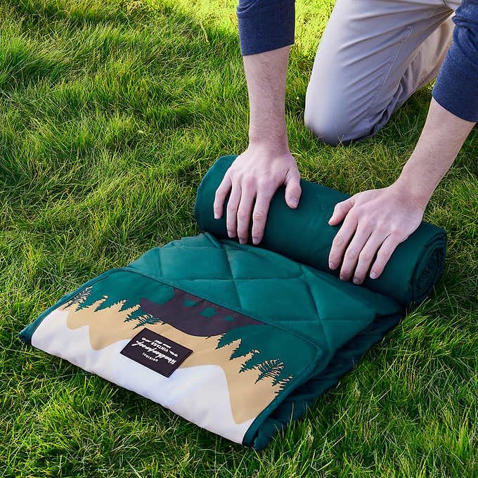 Weatherproof Vintage Outdoor Blanket - 60in x 72in, Portable & Foldable, Sandproof, Waterproof, Picnic & Camping Blanket with Carry Strap (Bear) - color: Bear