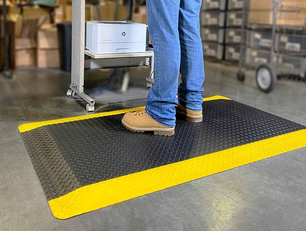 Wearwell Diamond-Plate Select Mat - Black/Yellow. Anti-Fatigue Workstation Mat. 2' W x 3' L x 9/16" Thickness. PVC Vinyl Surface with PVC Sponge. For Dry Industrial Use (495.916x2x3BYL) - size: 36"L x 24"W x 0.6"Th