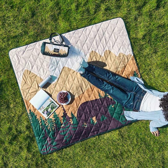 Weatherproof Vintage Outdoor Blanket - 60in x 72in, Portable & Foldable, Sandproof, Waterproof, Picnic & Camping Blanket with Carry Strap (Bear) - color: Bear